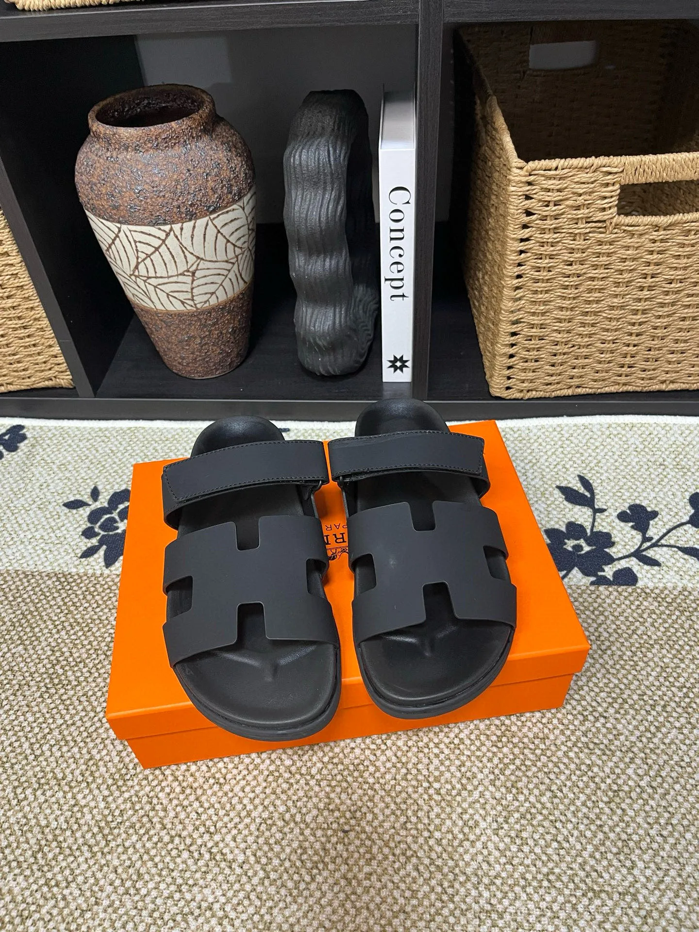 P300 Long-term stock Hermes men’s Kazimir slippers for couples - top quality woven calfskin functional sandals with intertwined uppers inspired by the “H” iconic pattern to create a casual look, perfect for summer. Imported cowhide + cowhide lining + TUP outsole Size: 35-46